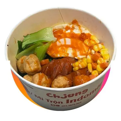 Hình ảnh Mì trộn indomie trứng - cá viên - xúc xích