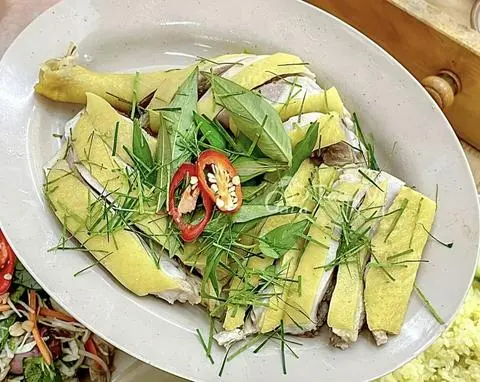 Hình ảnh Gà nửa con chặt lá chanh