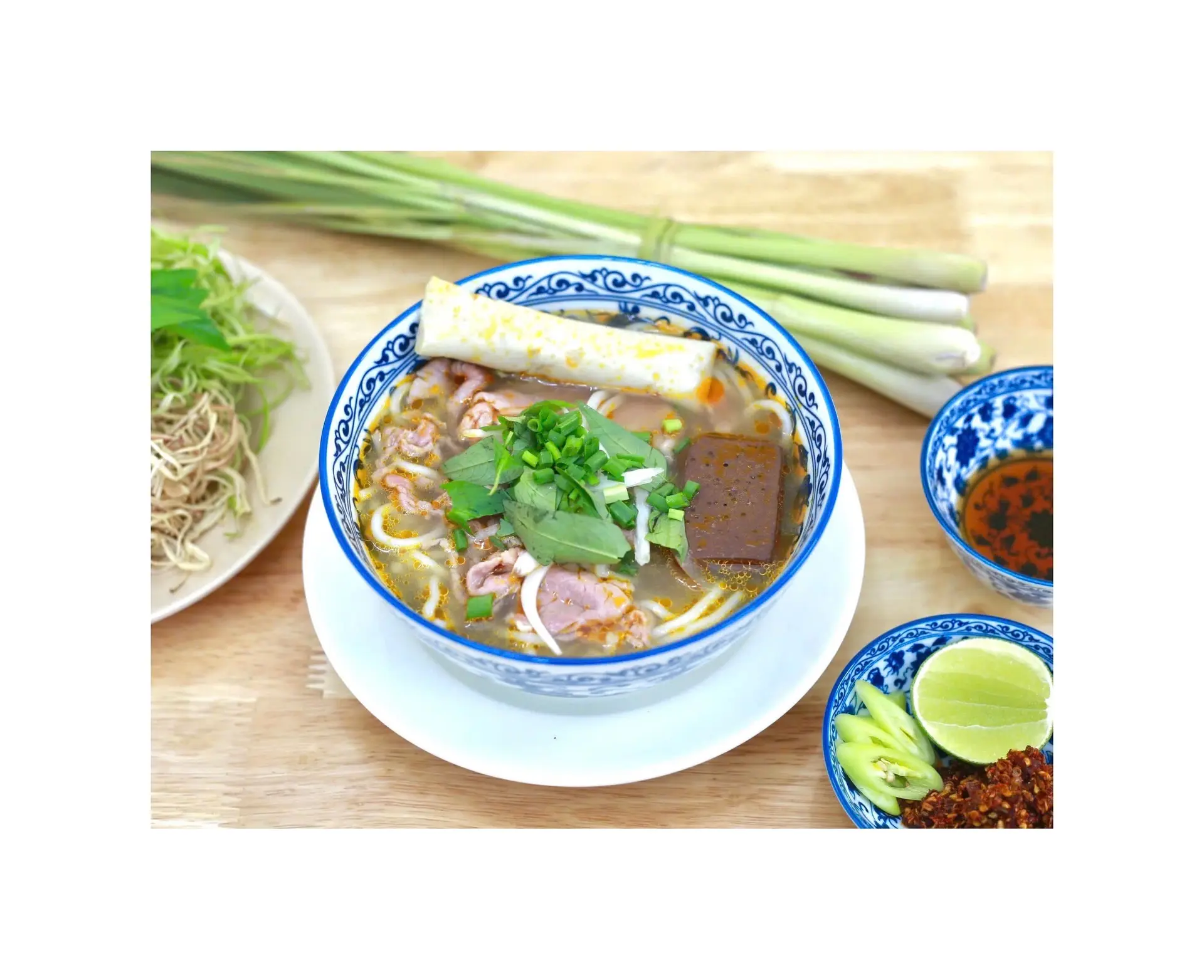 Hình ảnh Bún bò tái chả Huế