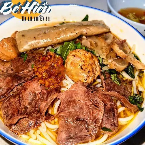 Hình ảnh Bún bò nạm chả gân trong