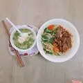 Hình ảnh Mì trộn thịt nướng - soup trứng lòng đào