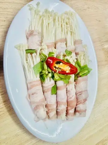Hình ảnh Ba chỉ bò cuộn nấm kim châm!