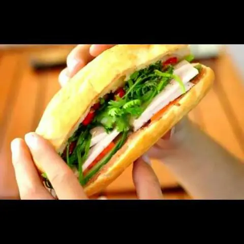 Hình ảnh Bánh mì chả lụa