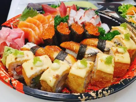 Hình ảnh combo sashimi sushi maki