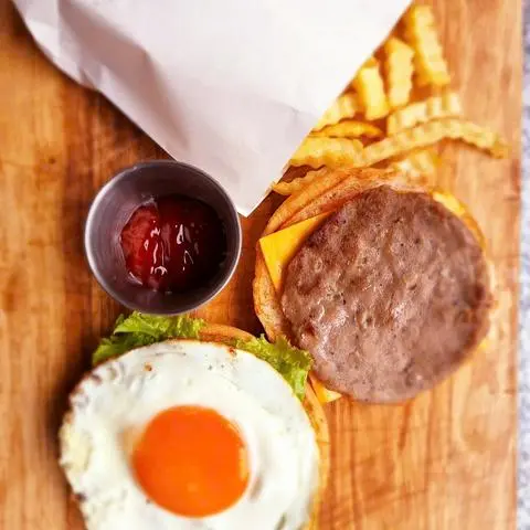 Hình ảnh Burger Bò Trứng Phô Mai 