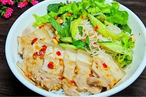 Hình ảnh bún thịt luộc mắm nêm ( tô giấy )