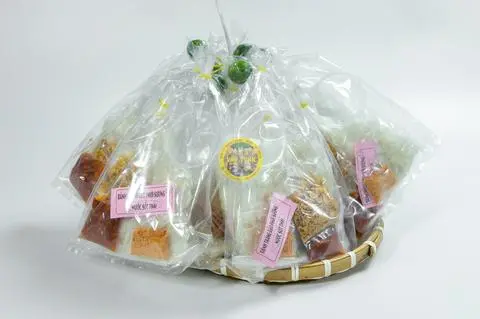 Hình ảnh Bánh Tráng Chấm Nước Sốt Thái 