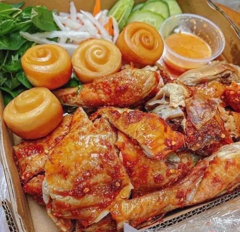 Hình ảnh Gà nướng nguyên con + 4 màn thầu