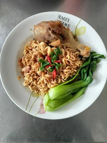 Hình ảnh mì trộn đùi gà chiên 