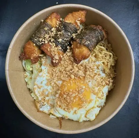 Hình ảnh mì trộn gà cuộn rong biển + trứng ốp la