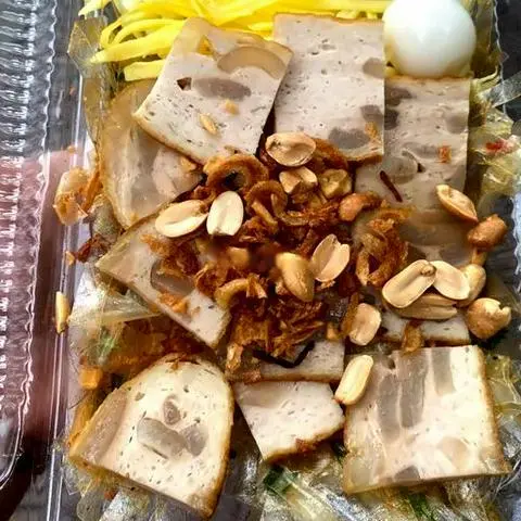 Hình ảnh Bánh tráng long an trộn chả chiên trứng cút lòng đào