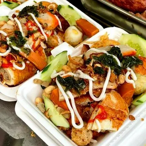 Hình ảnh Bánh mì nướng pate tóp mỡ - hộp đặc biệt