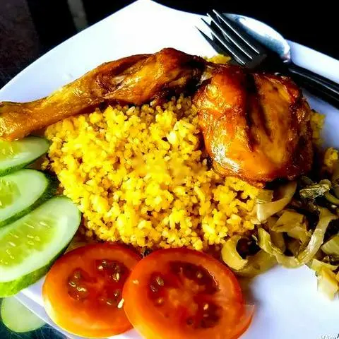 Hình ảnh Cơm đùi gà góc tư (gà ta)