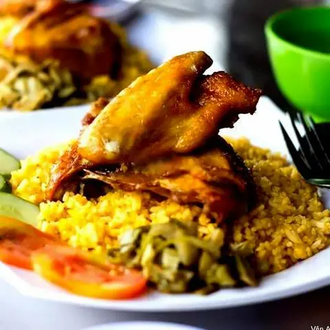 Hình ảnh Cơm gà ức và cánh (gà ta)