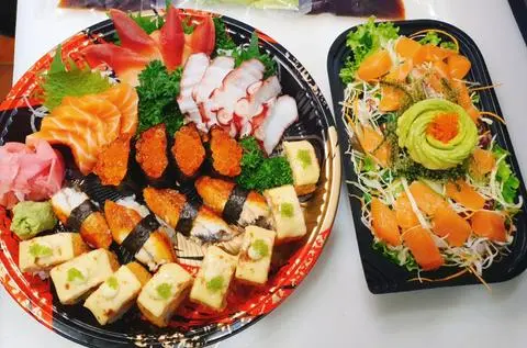 Hình ảnh combo sashimi sushi maki salad bơ cá hồi