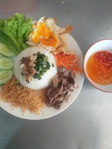 Hình ảnh cơm tấm bò xào+ bì+ trứng ốp la