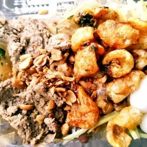 Hình ảnh Bánh tráng long an thịt xay trứng cút lòng đào