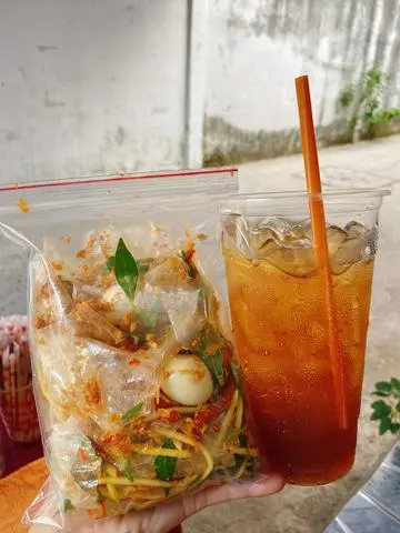 Hình ảnh Combo 1 bịch bánh tráng trộn - 1 ly trà tắc