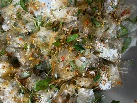Hình ảnh bánh tráng tỏi ớt ( bịch lớn ) + 1 trứng gà vữa 
