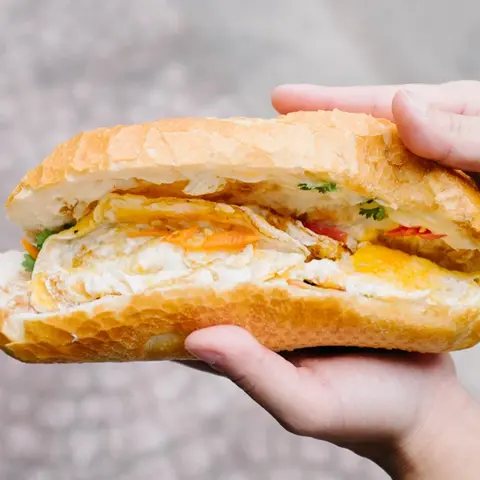 Hình ảnh bánh mì thịt chả ( xá xíu ) ốp la đặc biệt 