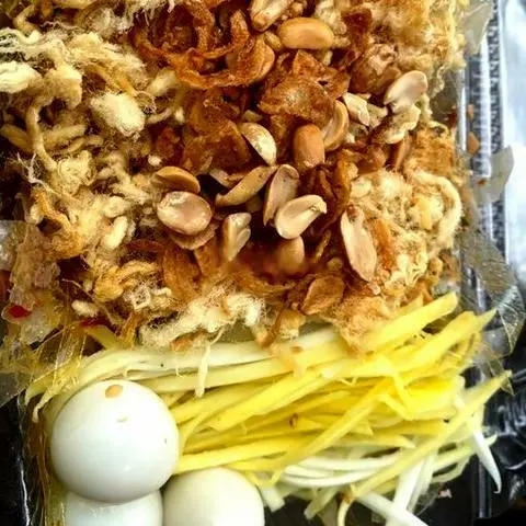 Hình ảnh Bánh tráng long an trộn chà bông trứng cút lòng đào