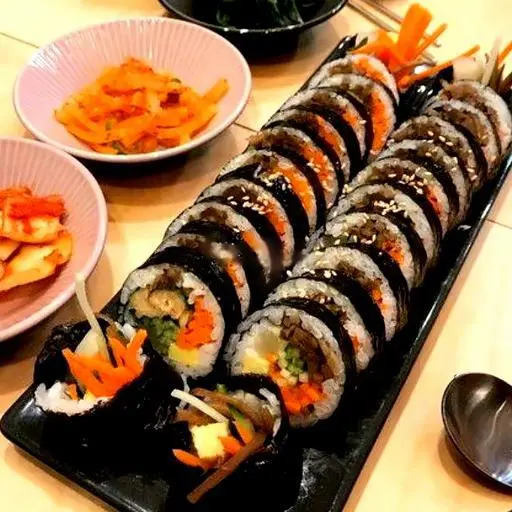 Hình ảnh Kimbap bò Úc cuộn phô mai
