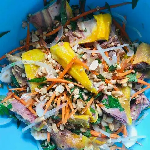 Hình ảnh Gỏi gà - trung