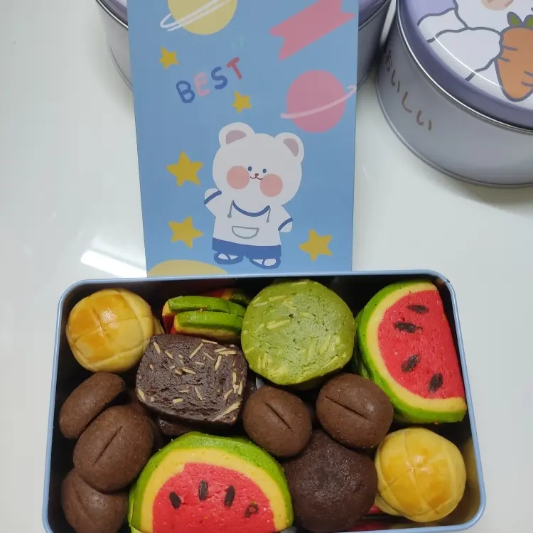 Hình ảnh Hộp cookie thiếc 6 vị ( hộp chữ nhật gấu trắng xanh)