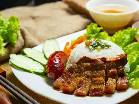 Hình ảnh Cơm tấm ba chỉ + lạp xưởng