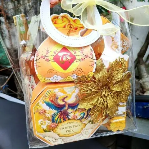 Hình ảnh Set quà tết túi trong dẻo quai da màu vàng số 1