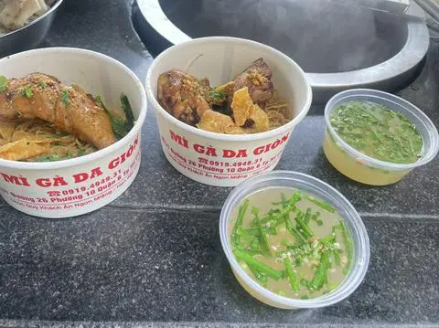 Hình ảnh mì gà da giòn-  trộn khô