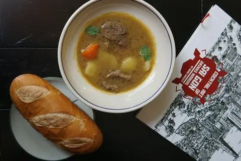 Hình ảnh Ragu Bò : Bœuf Bourguignon Vietnamien size L + bánh mì / bread/ pain 