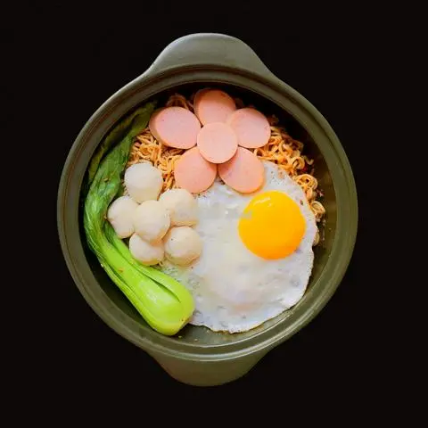 Hình ảnh Mì Trộn Cá Viên Xúc Xích Trứng Ốp La