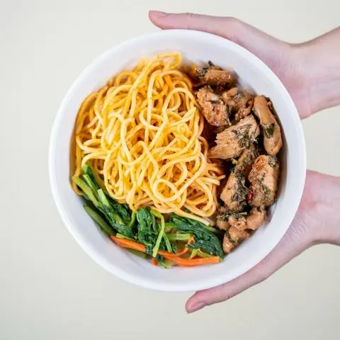 Hình ảnh Mì gà xào lá quế