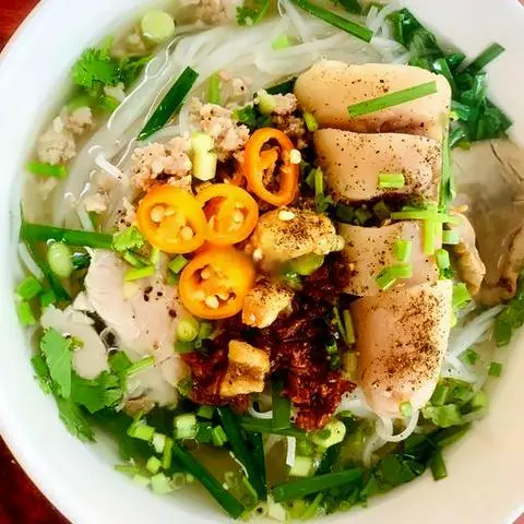 Hình ảnh Hủ tiếu mì gói nước đuôi heo