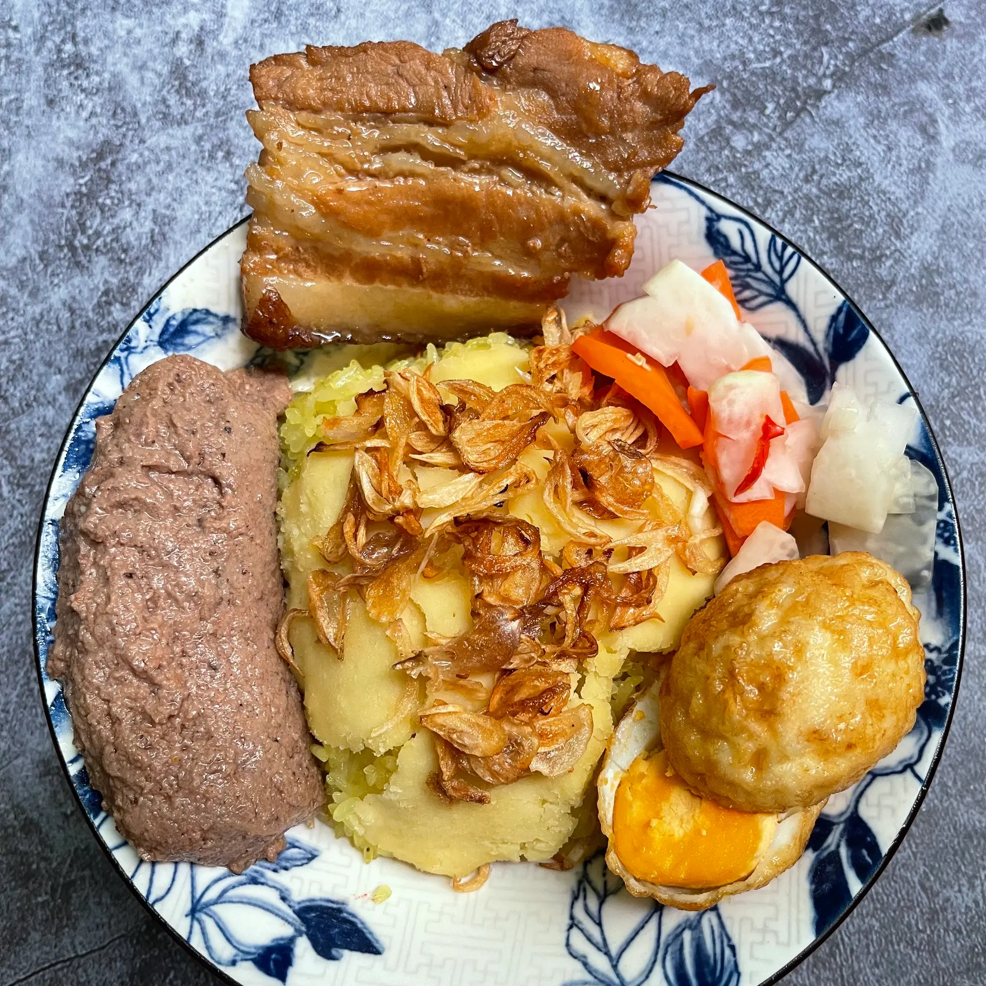 Hình ảnh Xôi xéo Thịt kho + Trứng kho + Pate