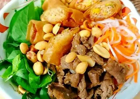 Hình ảnh Bún thịt xào thập cẩm - Coca chai/ Pepsi/ 7up