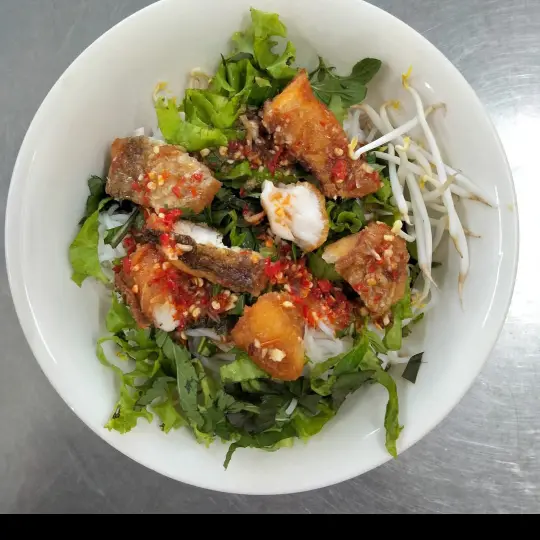 Hình ảnh Bún mắm niêm cá chiên rau sống.