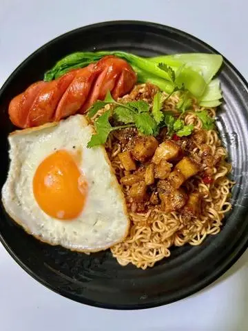 Hình ảnh Mì trộn trứng xúc xích - ốp la - tóp mỡ