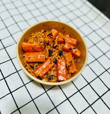 Hình ảnh Mì trộn sốt cay thanh cua