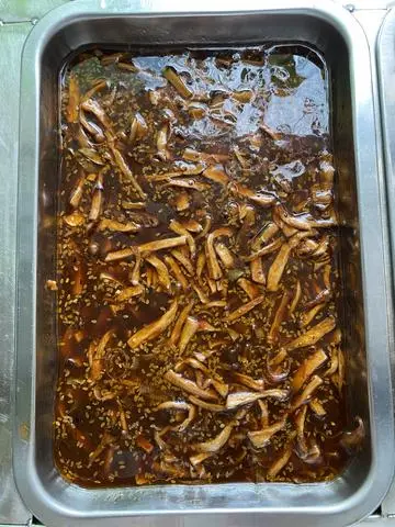 Hình ảnh cơm nấm đùi gà kho quẹt 