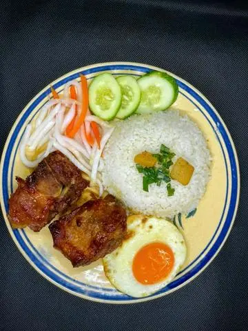 Hình ảnh Cơm tấm sườn que trứng