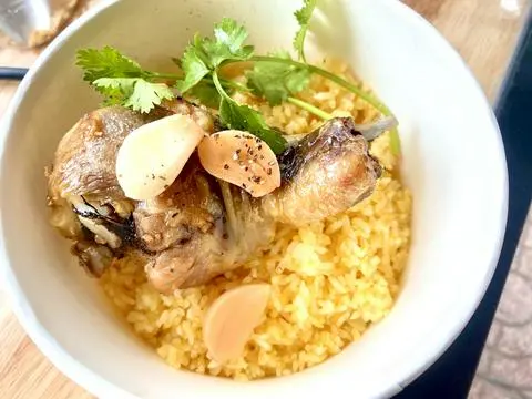 Hình ảnh CƠM ĐÙI GÀ TẮM MẮM NHỈ 