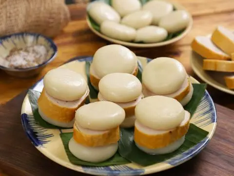 Hình ảnh bánh dày kẹp chả quế