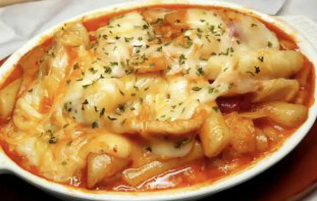 Hình ảnh Tokbokki truyền thống phủ phô mai mozzarella (không thể giảm độ cay)
