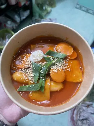 Hình ảnh tokboki truyền thống ( chả cá + xúc xích )