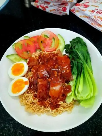 Hình ảnh Mì Trộn Bò Bằm Trứng Cá Viên 