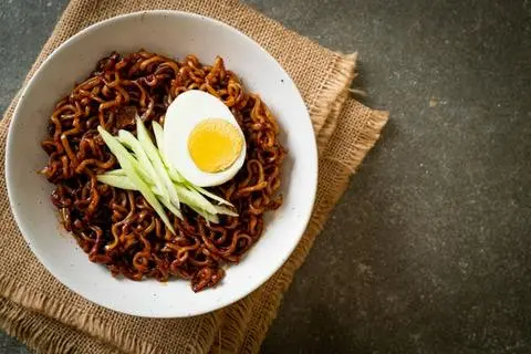 Hình ảnh Mì Tương Đen tôm viên 