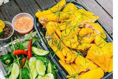 Hình ảnh Gà ủ muối nguyên con đầy đủ đầu chân - chặt sẵn