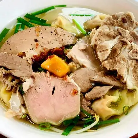 Hình ảnh Hủ tiếu hoành thánh nước thập cẩm